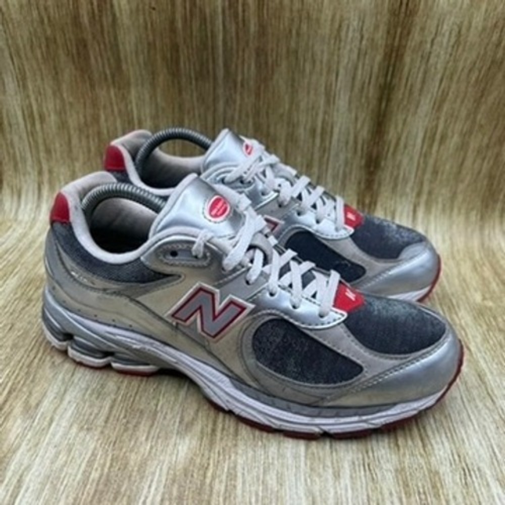 New Balance 2002R Women's Size 9 Silver Grey Red Metallic Running Shoes M2002RTD